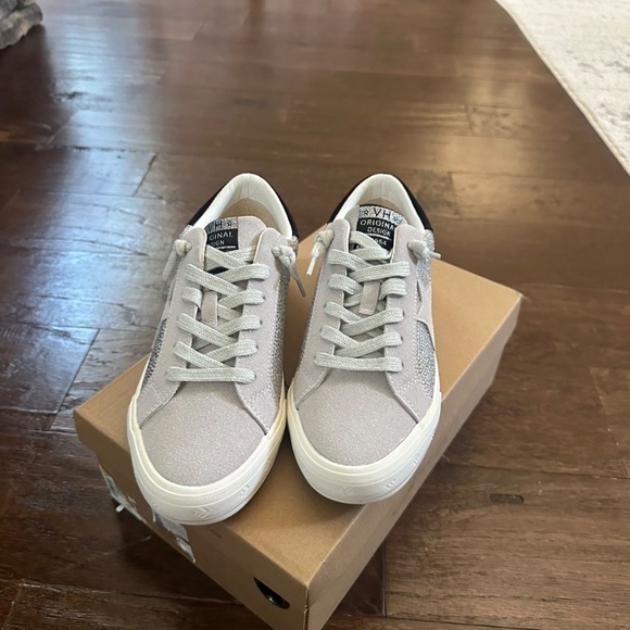 Vintage Havana Women’s rhinestone sneaker-size 7.5-grey/silver-brand new - Picture 13 of 15